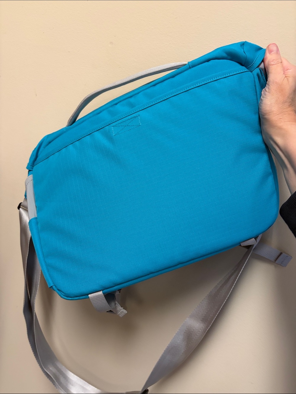 Patagonia Bright Turquoise 12l Mini Mass Messenger Bag with Light Gray Straps - Picture 4 of 10